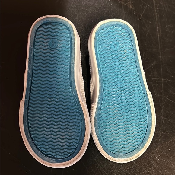 Toddler shoes size 4 - Picture 2 of 2